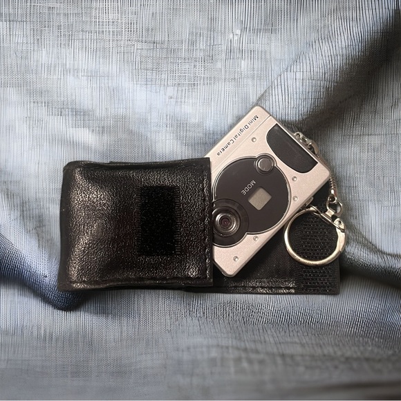Mini Digital Camera w/Keychain - Picture 2 of 3